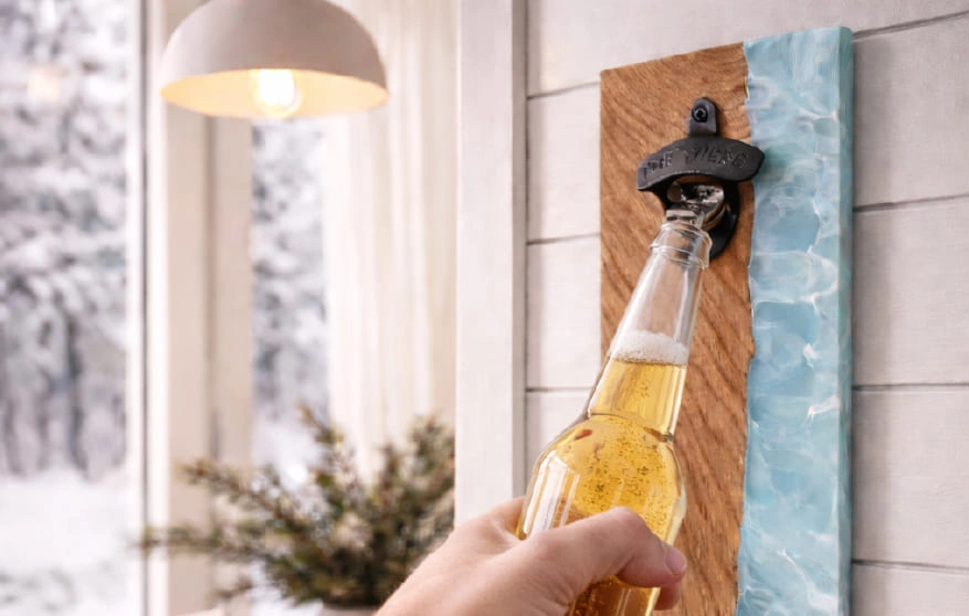 décapsuleur mural bois résine bleu volutes